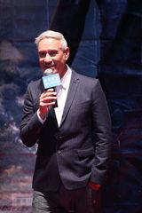 组图：《惊天危机》导演三毁白宫 秀水街买内衣