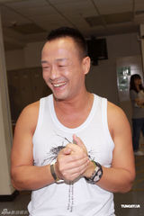 幻灯图：曾志伟五彩现身《奖门人》 王喜秀肌肉 