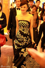 组图：秦岚出席活动大秀烈焰红唇  造型性感抢镜