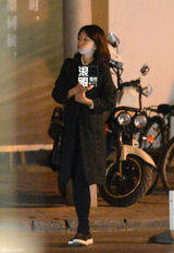 组图：周冬雨深夜外出吃饭 路边等车玩手机卖萌