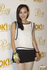 组图：张歆艺庆生露背部刺青 恩师到场祝贺