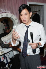 组图：张家辉难忘昔日受训点滴 行军礼显帅气