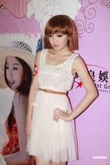 组图：刘谦女友李蕴签售写真 不会因其放弃性感造型