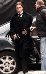 幻灯图：罗伯特-帕丁森礼帽装现身 自称毫不性感