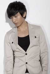 组图：成毅米色西装低调中彰显魅力