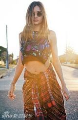 组图：米兰达可儿清新甜美登杂志秀健美腹肌