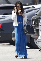 组图：米拉-库尼斯着蓝色长裙握冰咖啡对抗酷暑