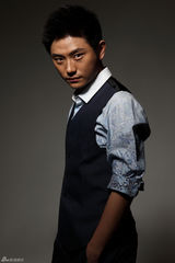 组图：马克全新阳刚写真 展现军人风范