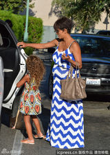 组图：47岁哈莉-贝瑞孕肚暴突 蓝白裙窈窕风情