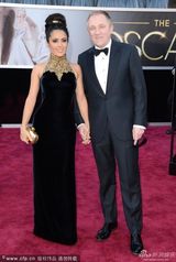 组图：萨尔玛-海耶克高领礼服尽显高贵迷人