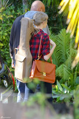 组图：泰勒休闲装重返录音室 告别情伤笑容甜美