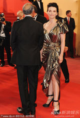 幻灯：《合法副本》首映 朱丽叶-比诺什大玩金属风