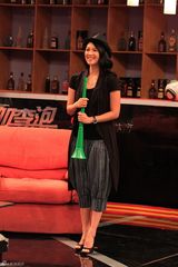 幻灯图：章子怡做客《黄加李泡》 赤脚上阵秀球技