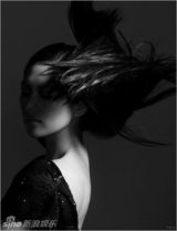 幻灯图：章子怡再登杂志封面 造型摩登眼神魅惑