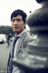 组图：郭晓冬全新法国写真 复古卖萌齐上阵