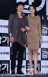 组图：张赫秀爱挽手出席韩片《流感》发布会