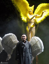 组图：杨溢梅婷《疯人院》演疯子 天使劫匪造型曝光