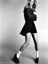 组图：吉赛尔-邦辰杂志写真 梳小辫戴花冠扮嫩