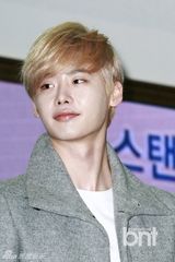 组图：韩星李钟硕助阵公益 金发帅气萌态毕露