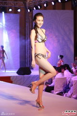 组图：亚姐大中华赛区泳衣秀 爆乳美腿一览无余