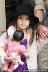 组图：苏瑞戴小礼帽亮相 紫色连衣裙搭同色皮鞋