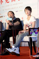 组图：《山楂树》发布会 周冬雨窦骁清纯造型亮相