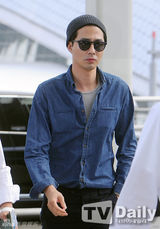 组图：韩星赵寅成赴大马 仔衫针织帽显帅气