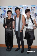 组图：何润东开唱跳热舞 为吴建豪飞机拍照说情