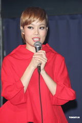 组图：容祖儿睽违11年台北开唱 一身大红烧乌龟