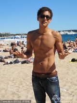 组图：彭于晏难得偷闲 戛纳沙滩晒肌肉