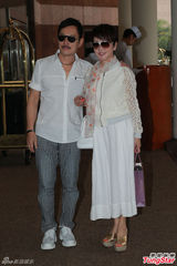 组图：谢贤探班谢霆锋遇狄波拉夫妇 送剧组月饼