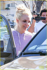 组图：布兰妮腿粗腰圆变大妈 带两爱子外出逛街