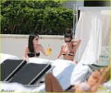 组图：赛琳娜与闺蜜海滩度假 比基尼秀诱人酥胸