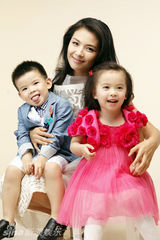 组图：刘涛携子女拍写真幸福温馨