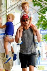 组图：马修-波莫与同性伴侣携子外出游玩