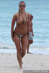 组图：球星法尔考海中爱抚娇妻 舔肚脐极度高调