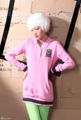 组图：包文婧化身白发潮女 荧光粉红拍大片