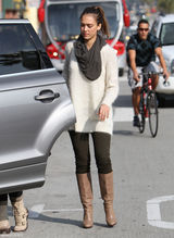 高清组图：杰西卡-阿尔芭街拍白色毛衣搭配长靴