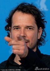 组图：竞赛片《风萧瑟》发布会 主创“一家亲”