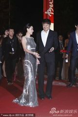 组图：《危险关系》剧组亮相 张柏芝银色长裙闪耀全场