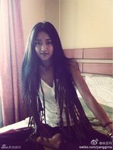 组图：央吉玛搞怪生活照曝光 点朱砂另类妆容