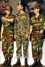 幻灯图：李准基等出席发布会 穿军装英姿飒爽