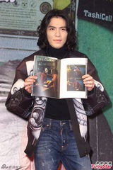 组图：萧敬腾亮相签书会长发飘飘 粉丝挤爆现场