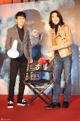 组图：方大同卖吉他拍MV 萧敬腾搞怪站台当名模