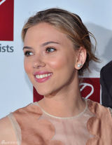 幻灯：斯嘉丽出席慈善晚宴 穿小礼服可爱娇艳