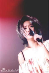 策划：回顾梅艳芳经典舞台 百变造型成传奇