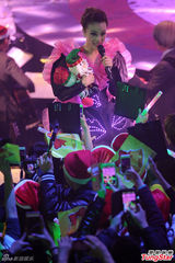 组图：容祖儿平安夜献声 红色嘴唇装与歌迷欢庆