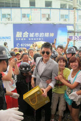 组图：贾乃亮顶烈日捞金  疯狂粉丝险挤爆现场