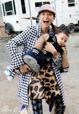 组图：章龄之抱子京郊出游 鬼马潮妈亲子帽亮眼