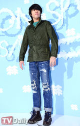 组图：李珉廷红衣出席活动 李基宇华丽九头身